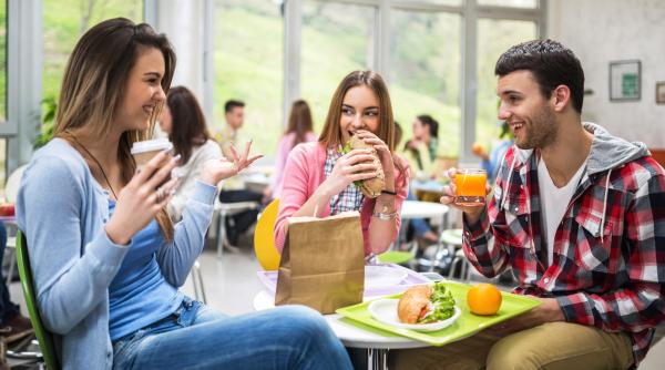 franta ofera mese la 1 euro pentru toti studentii dupa ce guvernul a aflat ca multi renunta la mancare din lipsa banilor