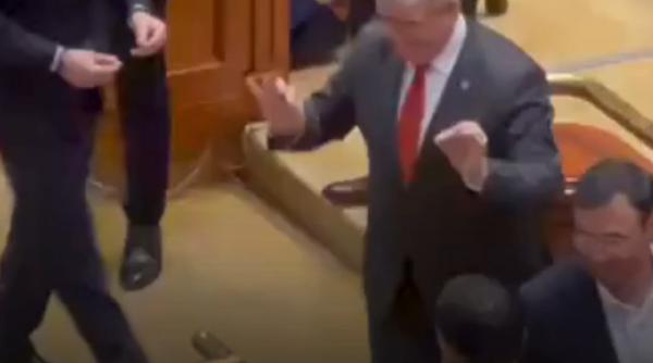momentul in care grindeanu voteaza trece pe langa bolojan si se ignora reciproc