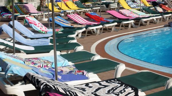 un turist a primit despagubiri dupa ce nu a gasit sezlonguri libere la hotel in timpul vacantei