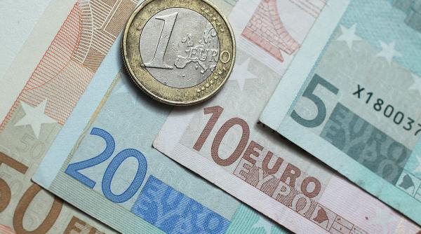 euro scade usor dupa mai multe zile in care a doborat record dupa record cursul anuntat de bnr