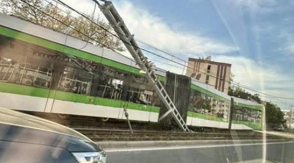 un tramvai a deraiat in bucuresti o parte din garnitura a intrat intr un stalp 4 oameni au ajuns la spital