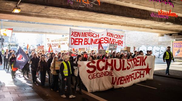 peste 50 000 de elevi din germania sunt asteptati sa protesteze din cauza politicii de reinarmare