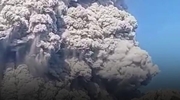 vulcan in eruptie in indonezia operatiuni de cautare pentru turisti disparuti