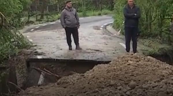 drum rupt in doua in buzau dupa o alunecare de teren circulatia este blocata