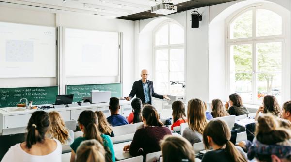 marea britanie se intoarce in programul erasmus din 2027 negocieri pentru un proiect dedicat tinerilor care vor sa munceasca in uk
