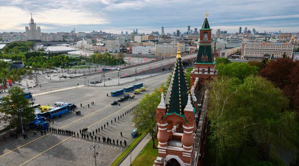 parada militara din piata rosie se desfasoara intr o atmosfera discreta si fara net in moscova