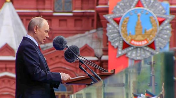 parada militara din piata rosie se desfasoara intr o atmosfera discreta si fara net in moscova