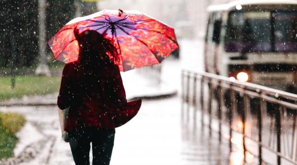 un val de aer rece va cuprinde romania si va aduce ploi si vijelii anm a refacut prognoza vremea se va raci in toata tara