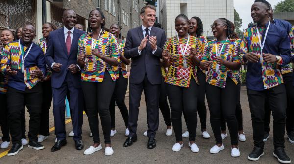 Macron s-a enervat la un eveniment din Kenya şi a ţipat la public. În Africa, preşedintele francez a făcut şi jogging şi a dansat