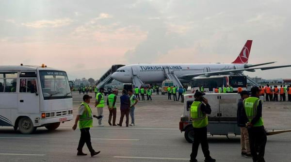 video un avion turkish airlines cu 288 de persoane la bord a luat foc la aterizare aeroportul din kathmandu a fost inchis