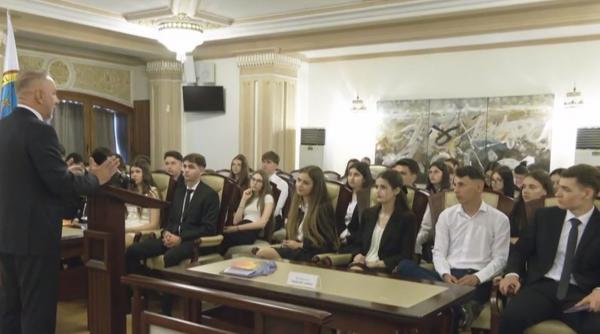 o zi in culisele statului elevii si studentii din alexandria au vazut cum se iau deciziile in romania