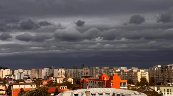 cer intunecat si nori amenintatori peste capitala un front rece a traversat bucurestiul e mai frig cu 10 c decat ieri si bate vantul