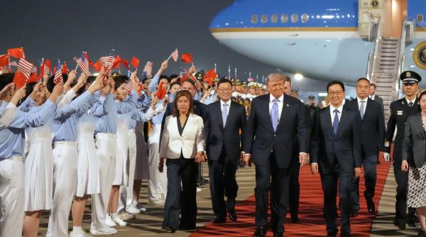 donald trump a fost intampinat in china pe aeroportul din beijing de trei sute de copii