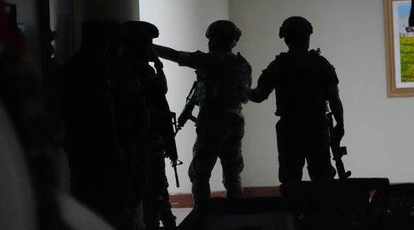 focuri de arma in senatul din filipine un senator s a baricadat in cladire de doua zile ca sa nu fie arestat de cpi
