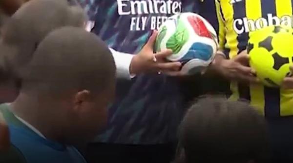 primarul new yorkului a jucat fotbal cu elevii pe strazile orasului