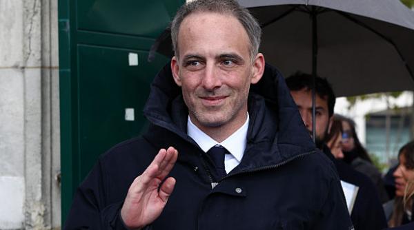 scandal in franta candidatul la prezidentiale raphael glucksmann sfatuit sa evite momentan votantii saraci