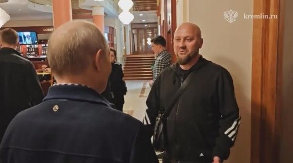 ca sa arate cat este de relaxat putin si a inscenat o intalnire intamplatoare intr un hotel cine este de fapt barbatul din poza