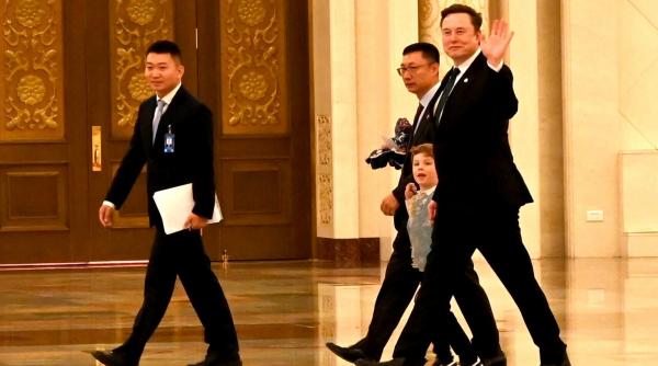 elon musk a facut senzatie in china cu x a xii fiul lui de 6 ani pe care l a imbracat cu o vesta traditionala chineza
