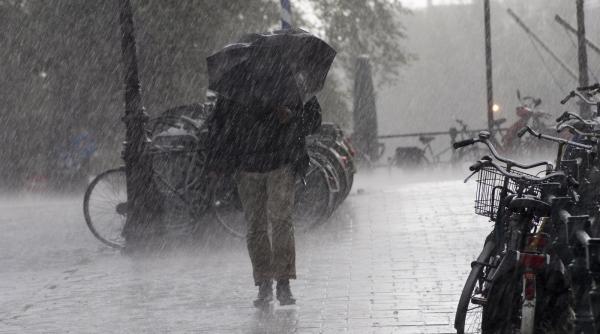 un nou ciclon loveste romania temperaturile scad si va ploua torential in mare parte din tara anuntul anm