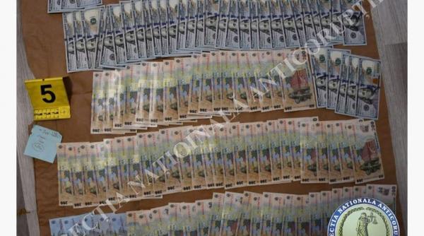 vamesi din constanta luau mita pentru containere intrate in port spaga era data in pachete de tigari si impartita cu alti inspectori