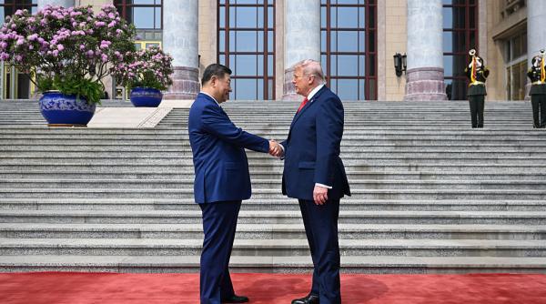 xi jinping i a spus lui trump ca tarile lor ar trebui sa fie mai degraba parteneri decat adversari in culisele summitului din china