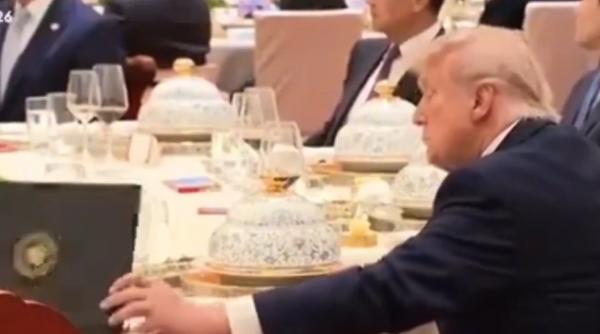 momente amuzante de la intalnirea trump xi presedintele sua a incercat sa traga cu ochiul in discursul presedintelui chinez