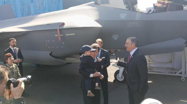 nicusor dan a venit cu baiatul lui la expozitia internationala de tehnologii militare bsda 2026 imagini cu presedintele intr un f 35