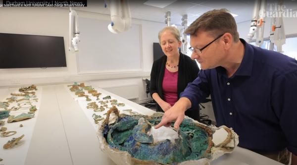 obiecte magice dintr un tezaur din epoca fierului descoperit in marea britanie au fost expuse pentru prima oara