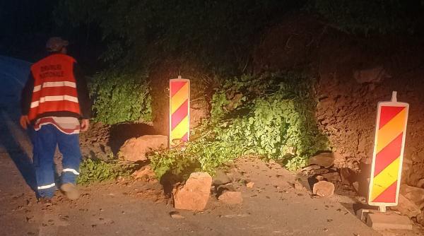 un sens de mers pe dn10 in zona gura siriului a fost blocat dupa o alunecare de teren cnair traficul se desfasoara alternativ