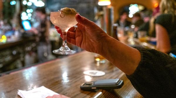 beau doar un pahar si alte mituri legate de alcool de la cate bauturi pe zi cresc major riscurile sa faci cancer dementa sau avc