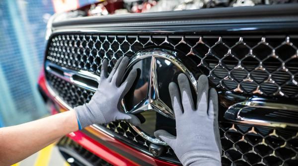 mercedes a vandut toate reprezentantele din berlin angajatii pot primi 30 000 de euro daca pleaca de bunavoie