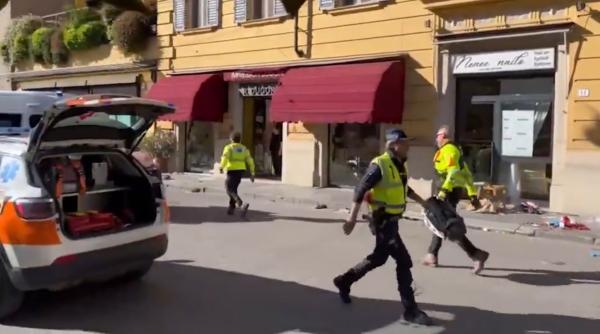 un barbat a intrat cu masina in multime in centrul orasului modena dupa a iesit din masina si a injunghiat un trecator
