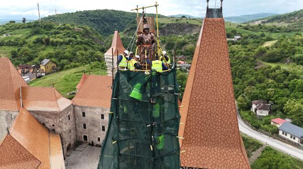 statuia de cupru a lui iancu de hunedoara a fost restaurata dupa un secol si jumatate si reamplasata la castelul corvinilor