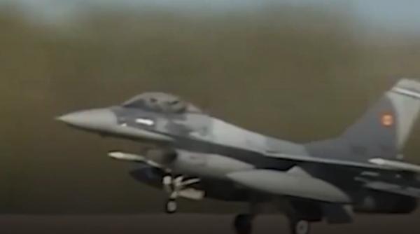 bianca tanara care piloteaza avioanele supersonice ale armatei romane