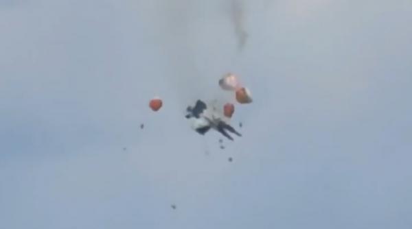 momentul in care doua avioane de vanatoare s au ciocnit in zbor la un show aviatic in idaho