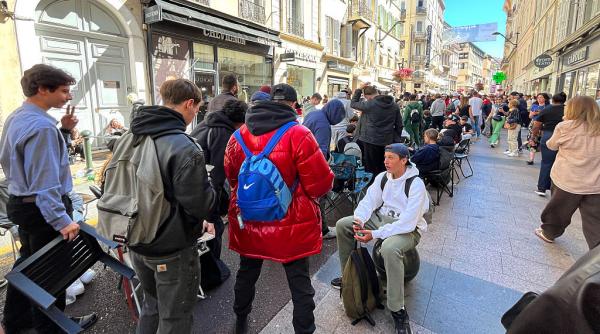 sunt cozi de kilometri in toata lumea pentru un ceas de 400 de euro pe piata neagra pretul este de 3 ori mai mare