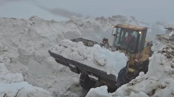 buldozerele se lupta cu nametii de cinci metri pe transfagarasan speram sa terminam la mijlocul lui iunie imagini incredibile