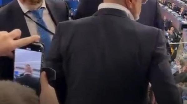cristian rizea a fost dat afara din plenul pe pentru ca a inceput sa tipe in timpul discursului maiei sandu