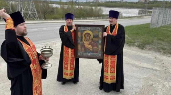preotii rusi au scos icoana maicii domnului pe strada ca sa apere un oras de dronele ucrainene e o traditie straveche