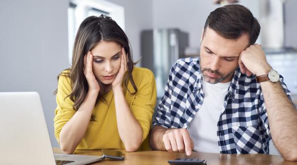 tot mai multi romani cer insolventa personala datoriile la pacanele sunt principalul motiv
