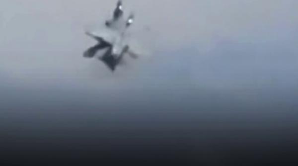 Două avioane militare s-au ciocnit în timpul unui show aerian; echipajele s-au catapultat