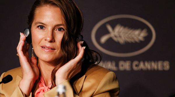 o creatoare de moda din romania a imbracat o pe actrita lisa carlehed la festivalul de film de la cannes