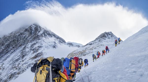 nu este de fapt un numar atat de mare record pe everest 274 de alpinisti au ajuns pe varf intr o singura zi