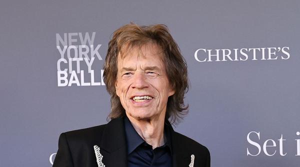 politia italiana a oprit petrecerea lui mick jagger pe insula stromboli muzica e interzisa miercurea