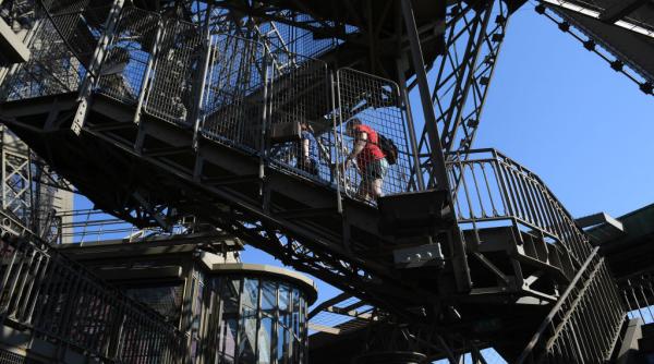 un segment din scara originala a turnului eiffel a fost vandut la licitatie cu peste 450 000 de euro