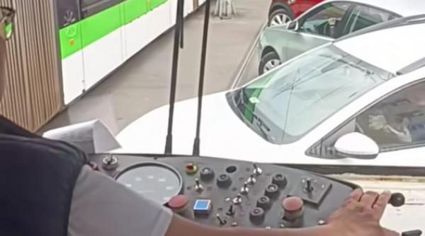 o femeie exasperata de traficul din bucuresti a coborat din tramvai si a dirijat traficul hai dati inapoi