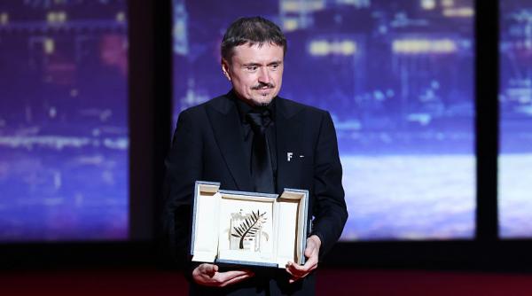 cristian mungiu a castigat trofeul palme d or cu filmul fjord la festivalul de film de la cannes
