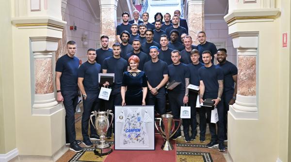 jucatorii si antrenorii de la universitatea craiova au devenit cetateni de onoare dupa ce echipa a castigat superliga si cupa romaniei