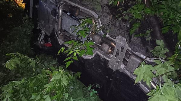 o masina condusa de un sofer de 20 de ani in care se aflau doi copii minori a cazut intr o rapa de 15 metri in galati