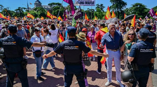 protest urias la madrid manifestantii au incercat sa intre in resedinta premierului sanchez zeci de mii de oameni ii cer demisia